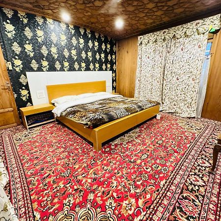 Hayat Houseboat Hotel ศรีนาการ์ ภายนอก รูปภาพ