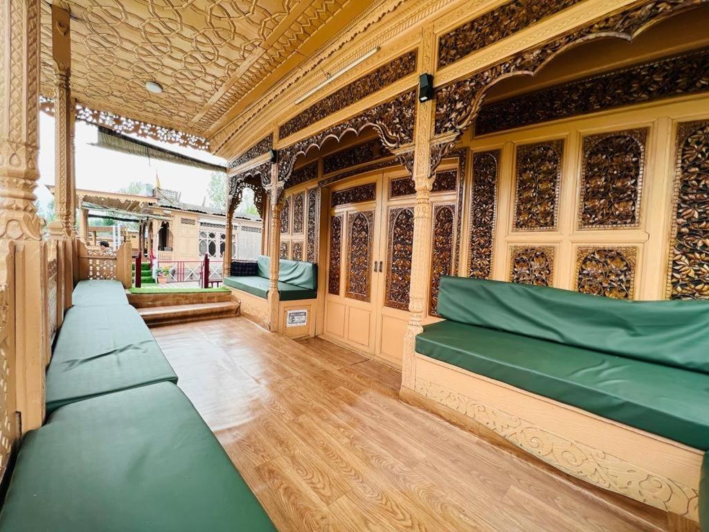 Hayat Houseboat Hotel ศรีนาการ์ ภายนอก รูปภาพ
