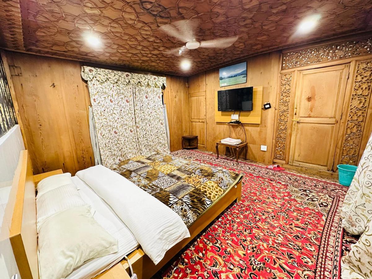 Hayat Houseboat Hotel ศรีนาการ์ ภายนอก รูปภาพ