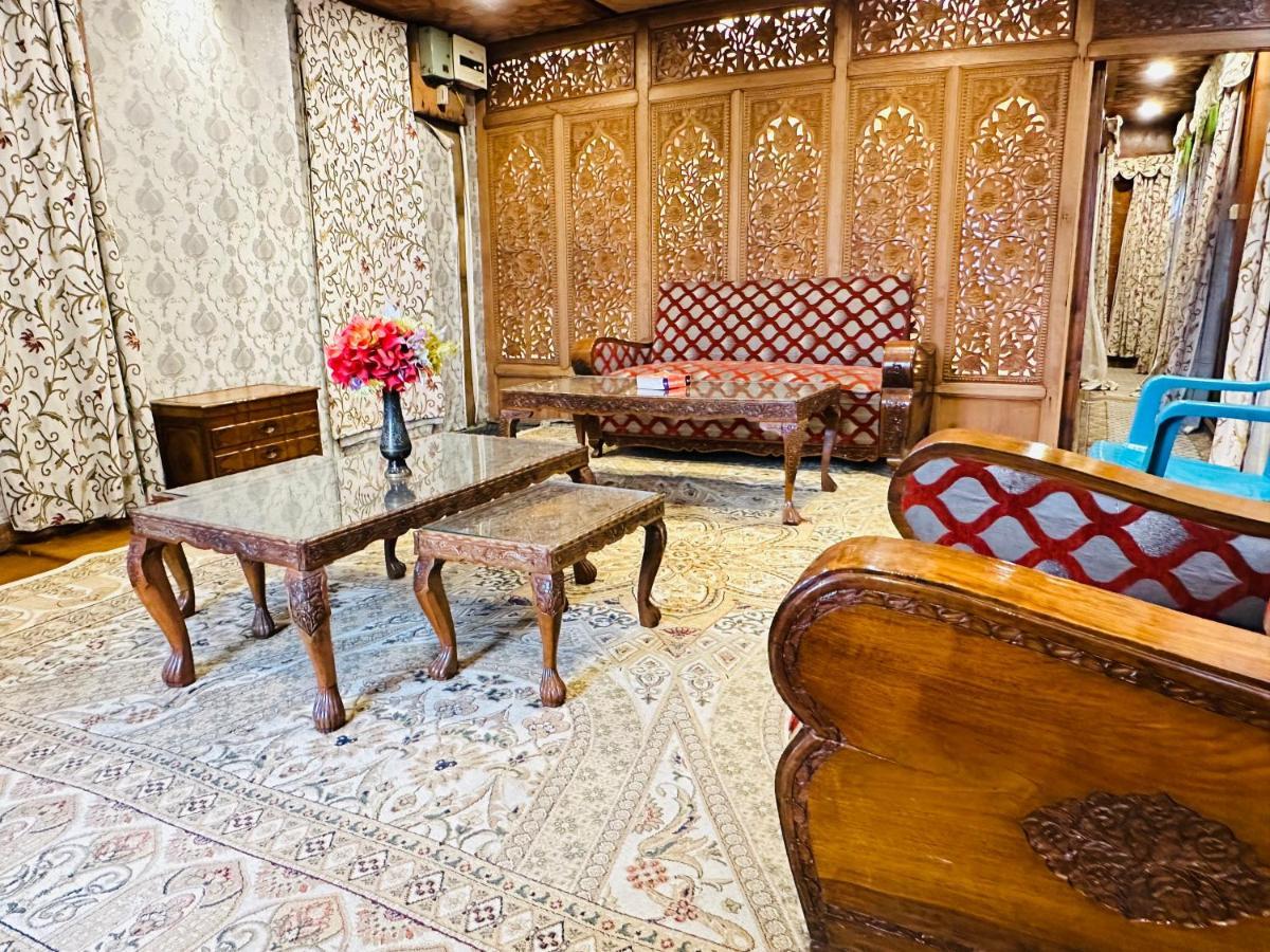 Hayat Houseboat Hotel ศรีนาการ์ ภายนอก รูปภาพ